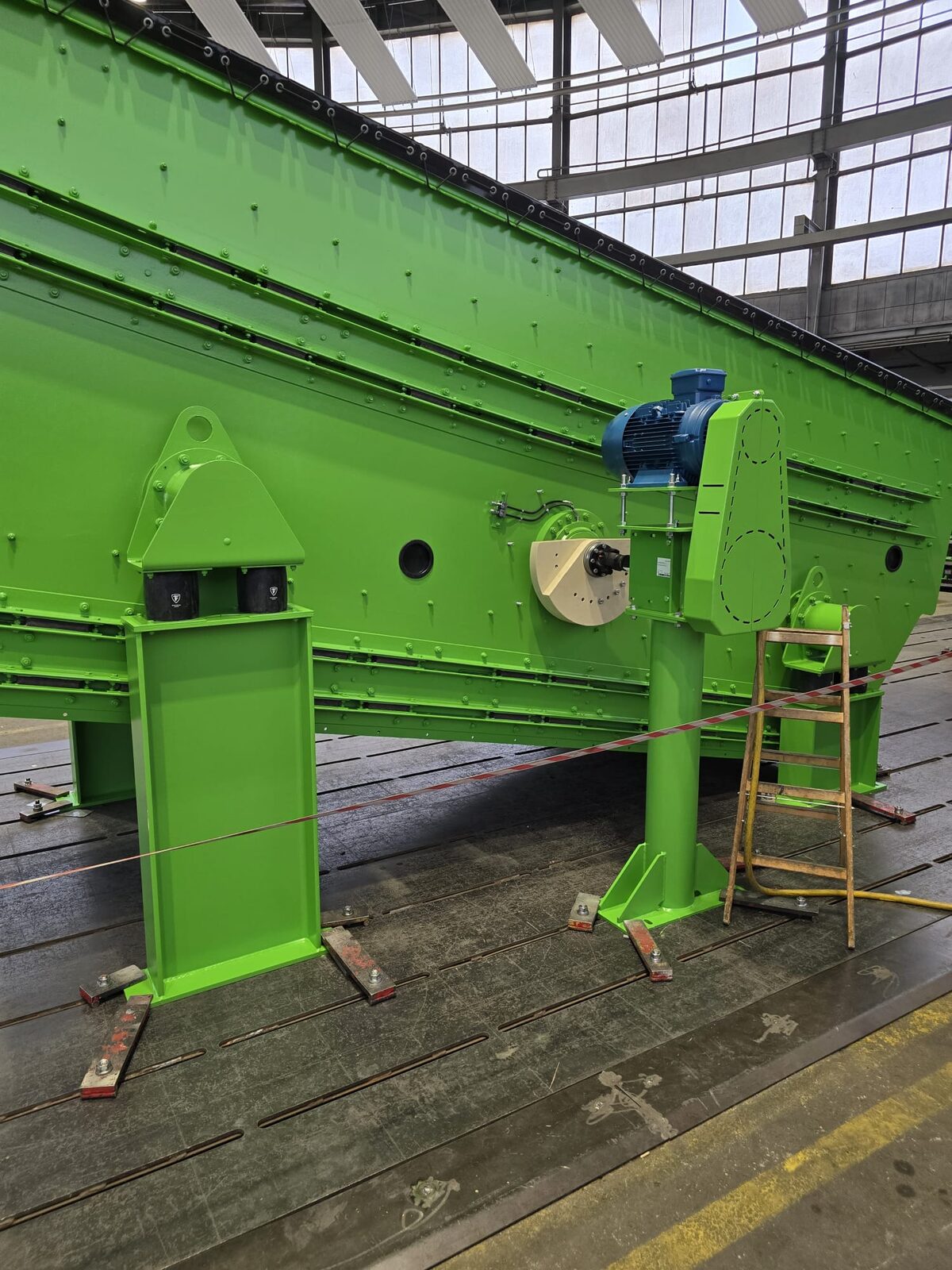 A Binder+Co flip-flow screen on the factory floor