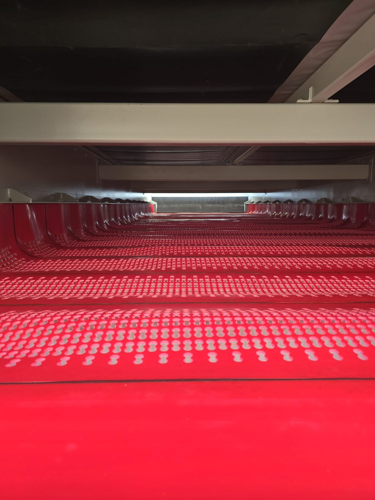 A flip-flow screen with red polyurethane decks